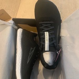 NIB women’s Altra Escalante shoes